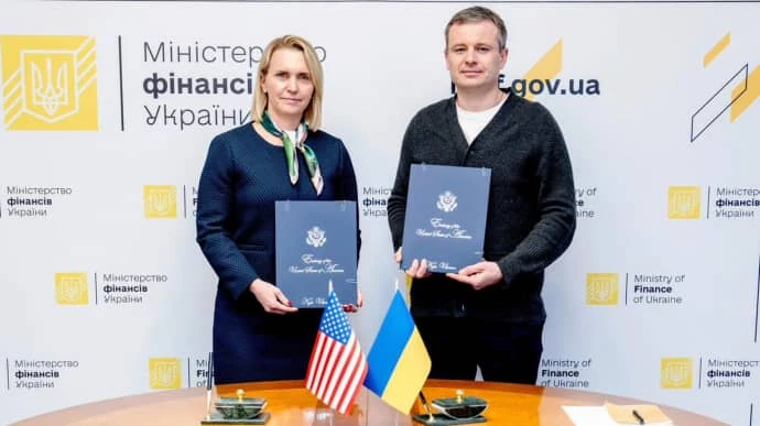 Bộ trưởng Bộ Tài chính Ukraine Sergii Marchenko (phải) và Đại sứ đặc mệnh toàn quyền Mỹ tại Ukraine Bridget Brink ký thỏa thuận hoãn thanh toán nợ chính phủ. (Nguồn: Bộ Tài chính Ukraine) 