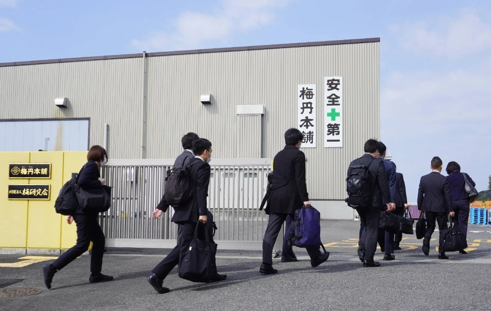 Các quan chức của Bộ Y tế Nhật Bản đến Nhà máy Wakayama của Kobayashi để kiểm tra. (Nguồn: The Japan Times)