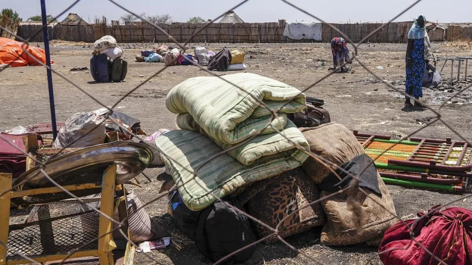 Cảnh tan hoang tại một ngôi làng ở Nam Sudan. (Nguồn: Yahoo)