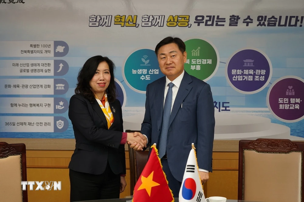 Thứ trưởng Bộ Ngoại giao Lê Thị Thu Hằng gặp Tỉnh trưởng Jeonbuk, Kim Kwan Yeong. (Ảnh: TTXVN phát)