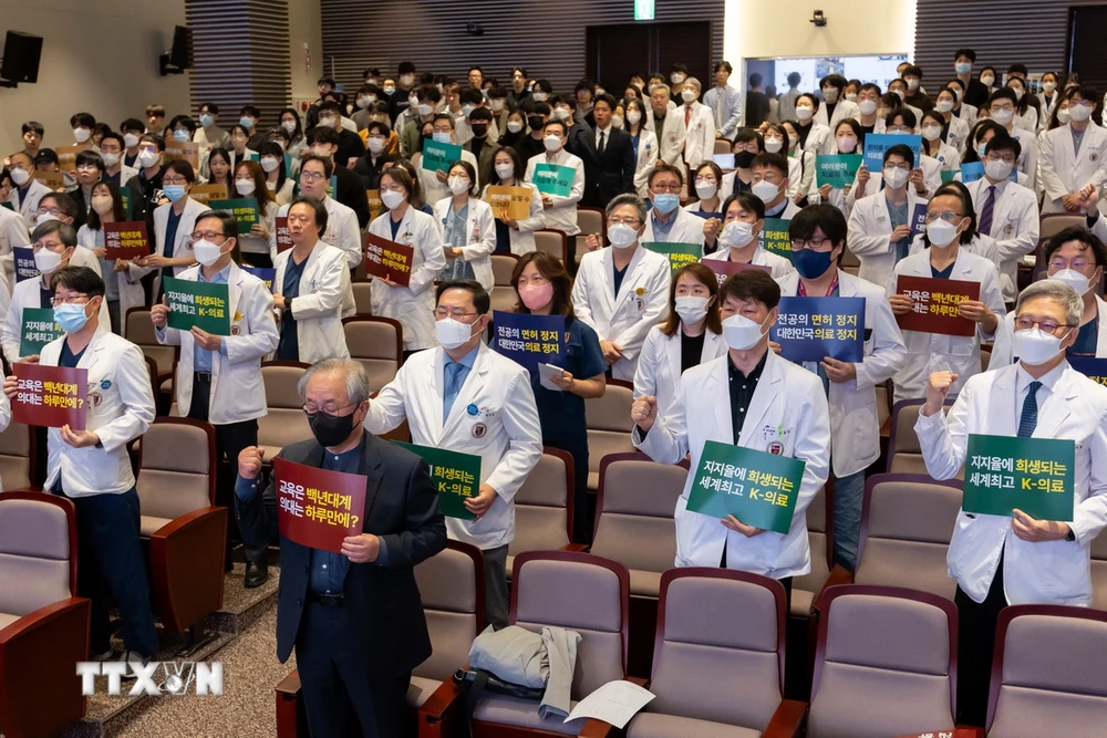 Các giáo sư y khoa biểu tình phản đối kế hoạch tăng chỉ tiêu tuyển sinh của Chính phủ tại trường Đại học Hàn Quốc ở Seoul. (Ảnh: Yonhap/TTXVN)