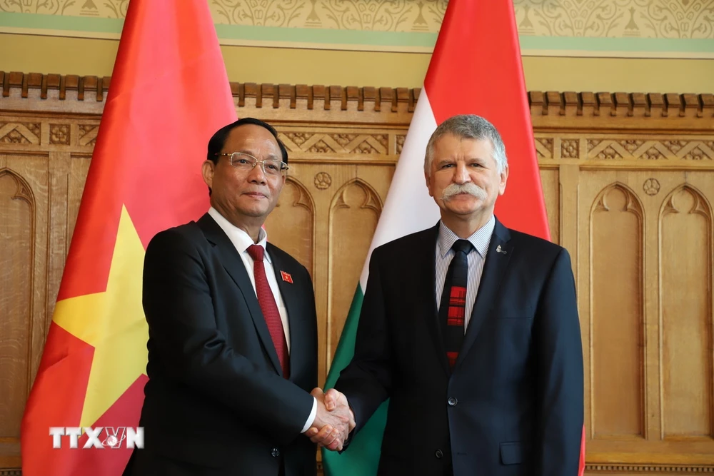 Phó Chủ tịch Quốc hội, Thượng tướng Trần Quang Phương (bên trái) chào xã giao Chủ tịch Quốc hội Hungary László Kövér. (Ảnh: Phương Hoa/TTXVN)
