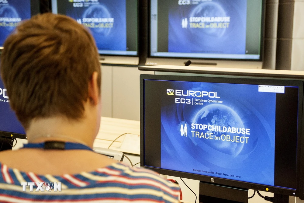 Cảnh sát Europol làm việc tại trụ sở ở Hague, Hà Lan. (Ảnh: AFP/TTXVN)