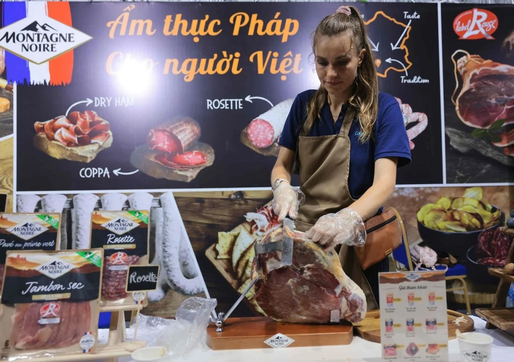 Đặc sản thịt đến từ Pháp được giới thiệu tại lễ hội. (Ảnh: Hoàng Hiếu/TTXVN)