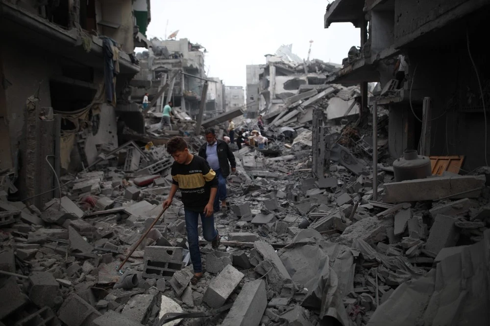 Cảnh đổ nát sau vụ oanh tạc của Israel xuống miền Trung Gaza ngày 4/4. (Ảnh: THX/TTXVN)