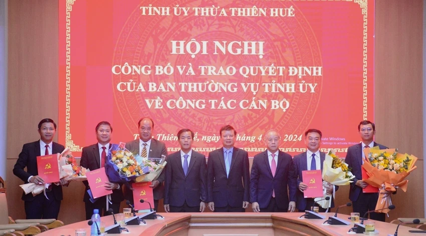 Thường trực Tỉnh ủy trao các quyết định và tặng hoa chúc mừng các cán bộ được điều động. (Nguồn: Báo Thừa Thiên-Huế)