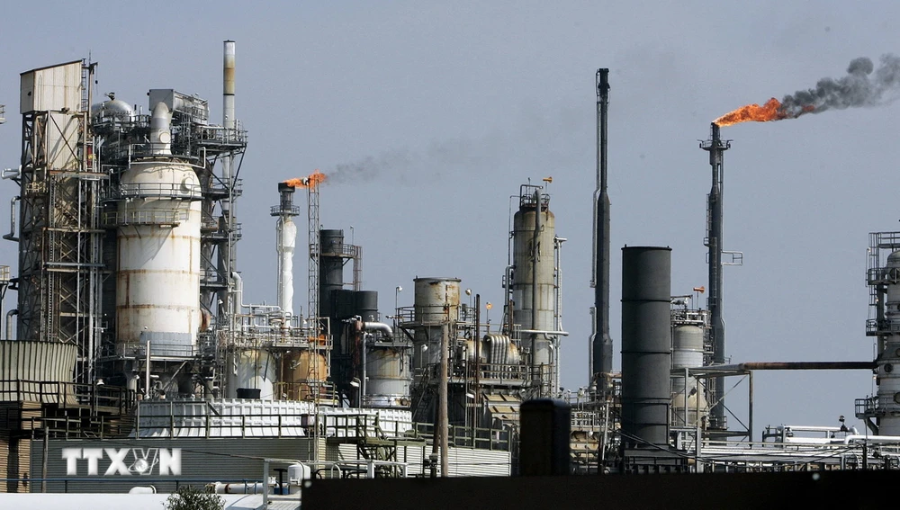 Nhà máy lọc dầu ở Texas, Mỹ. (Ảnh: AFP/TTXVN)