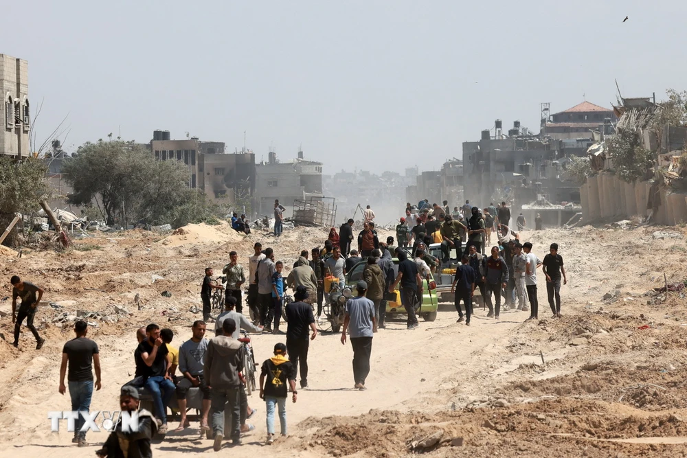 Người dân Palestine rời khỏi thành phố Rafah để trở về Khan Yunis, sau khi quân đội Israel rút bộ binh khỏi phía Nam Dải Gaza ngày 7/4. (Ảnh: AFP/TTXVN)