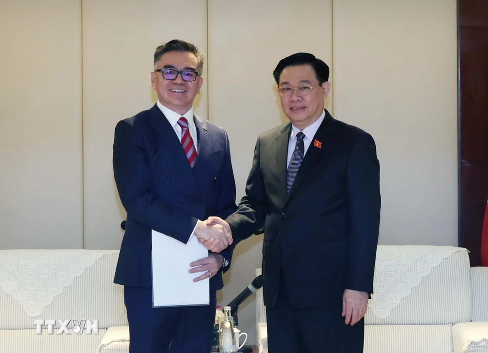 Chủ tịch Quốc hội Vương Đình Huệ tiếp ông Wang Cheng, Giám đốc Điều hành Tập đoàn TCL. (Ảnh: Nhan Sáng/TTXVN)