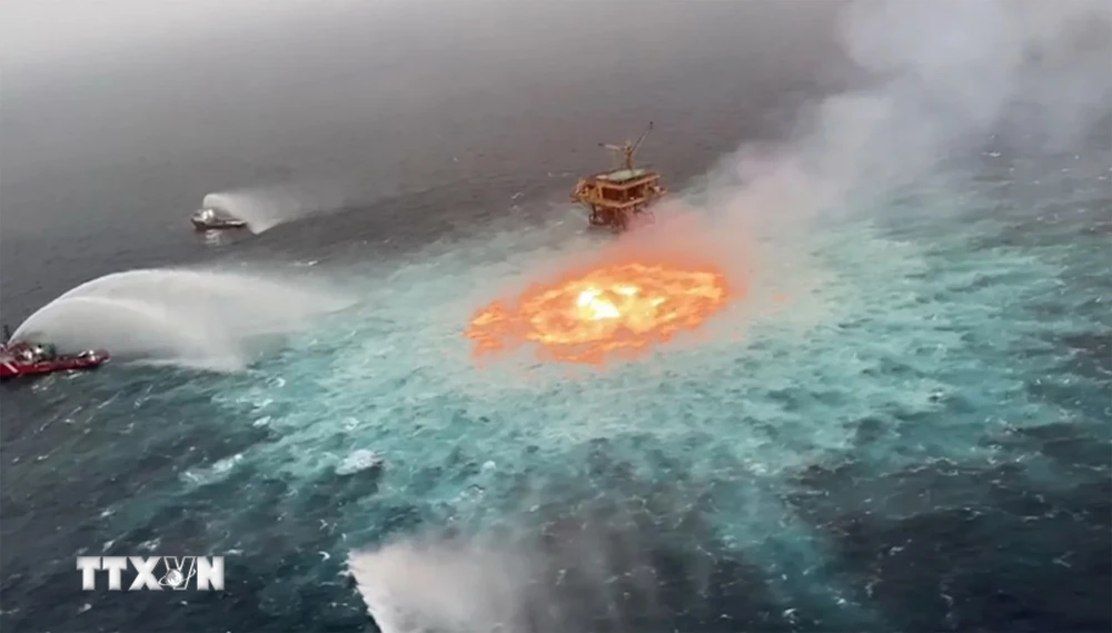 Hiện trường vụ cháy trên dàn khoan dầu của Công ty dầu mỏ nhà nước Pemex ở khu vực mỏ Cantarell, ngoài khơi Mexico tháng 7/2023. (Ảnh: CNN/TTXVN)