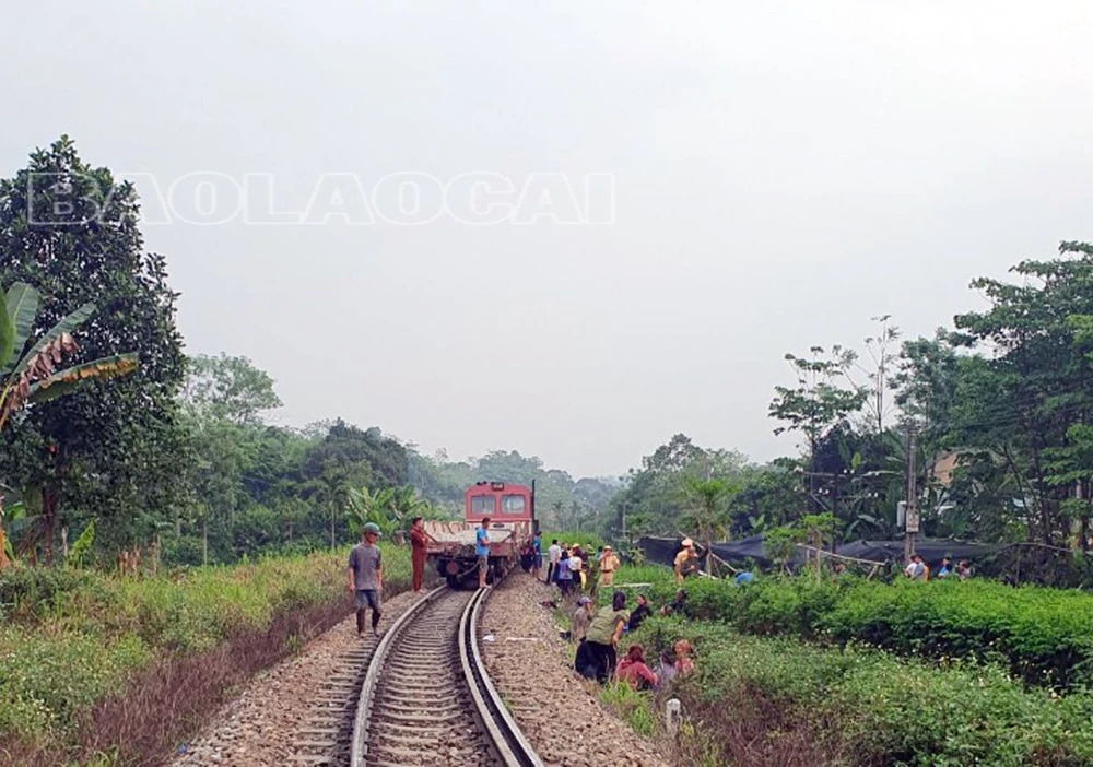 Hai cháu nhỏ bị đâm văng ra xa điểm giao cắt. (Nguồn: Báo Lào Cai)