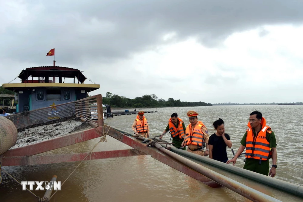 Tàu khai thác cát trái phép trên sông Hồng, đoạn qua xã Tân Hưng, thành phố Hưng Yên. (Ảnh: TTXVN phát)