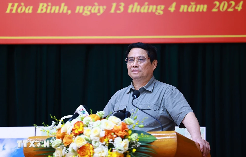 Thủ tướng Phạm Minh Chính phát biểu tại cuộc làm việc với Ban Thường vụ Tỉnh ủy Hòa Bình. (Ảnh: Dương Giang/TTXVN)