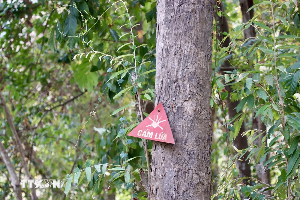 Biển báo cấm lửa trên núi Phú Cường (thị xã Tịnh Biên). (Ảnh: Thanh Sang/TTXVN)