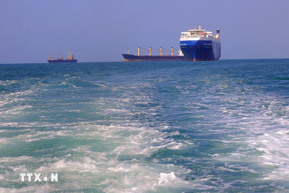 Tàu chở hàng ngoài khơi Biển Đỏ. (Ảnh: AFP/TTXVN)