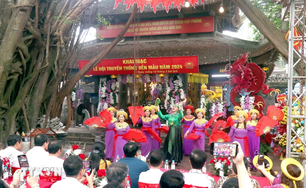 Khai mạc lễ hội truyền thống Đền Mẫu năm 2024. (Ảnh: Mai Ngoan/TTXVN)