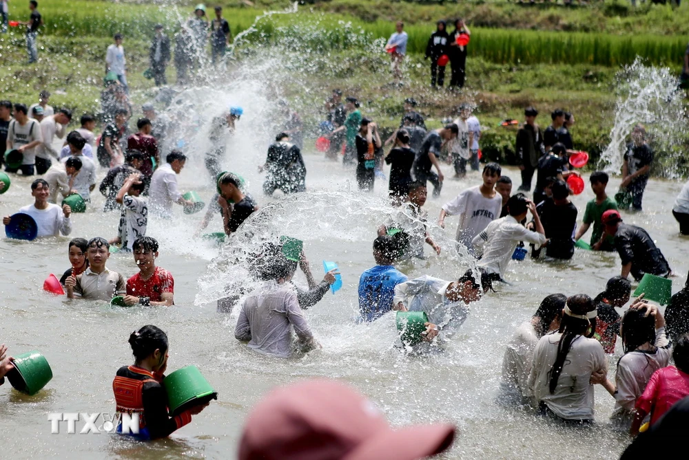 Trong khuôn khổ Lễ hội Then Kin Pang trên dòng suối Nậm Lụm diễn ra màn té nước cầu mưa của đồng bào dân tộc Thái, một trong những hoạt động hấp dẫn nhất thu hút đông đảo người dân cũng như du khách. (Ảnh: Quý Trung/TTXVN)