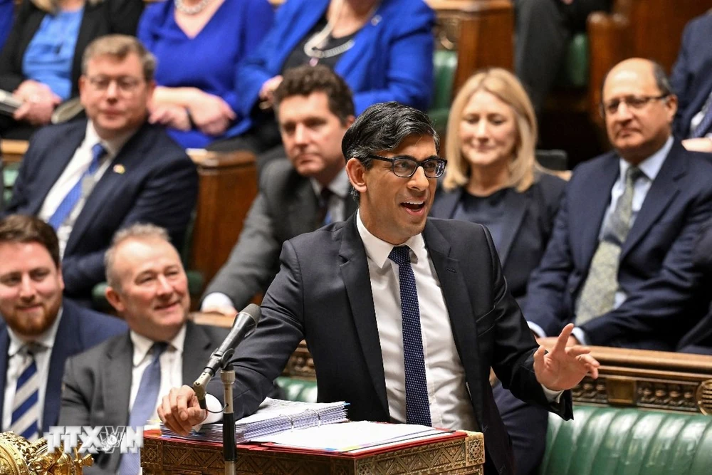 Thủ tướng Anh Rishi Sunak phát biểu tại phiên họp Hạ viện ở thủ đô London. (Ảnh: AFP/TTXVN)