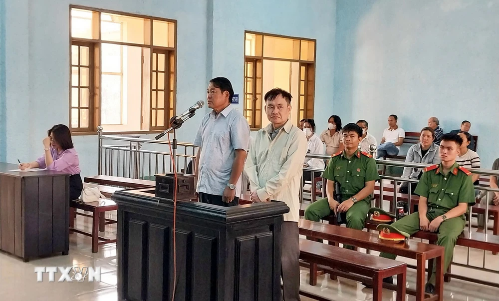 Hai bị cáo Nguyễn Tư Sơn và Trương Quý Sửu tại phiên tòa. (Ảnh: Hồng Điệp/TTXVN)