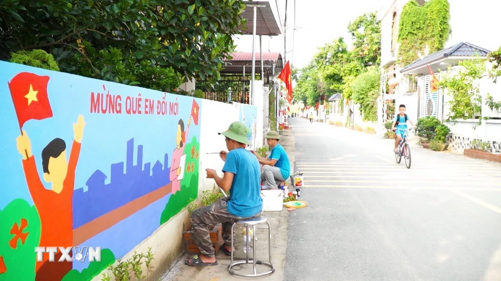 Nhờ phát huy hiệu quả mọi nguồn lực trong xây dựng nông thôn mới nâng cao, đến nay hạ tầng giao thông xã Liên Châu, huyện Yên Lạc, tỉnh Vĩnh Phúc đã từng bước hoàn thiện, khang trang. (Ảnh: Nguyễn Thảo/TTXVN)