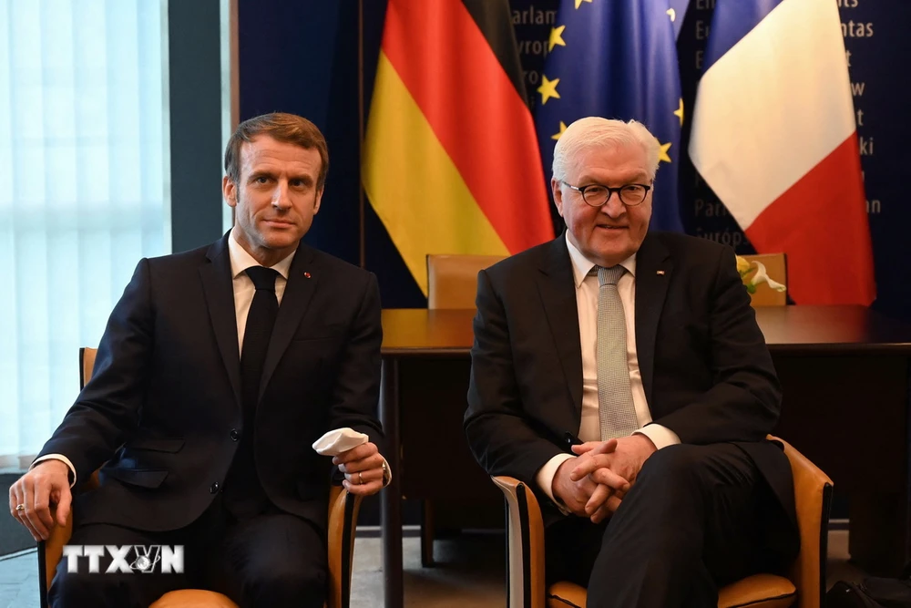 Tổng thống Pháp Emmanuel Macron (trái) và Tổng thống Đức Frank-Walter Steinmeier tại cuộc gặp ở Strasbourg, Pháp, ngày 2/12/2021. (Ảnh: AFP/ TTXVN)