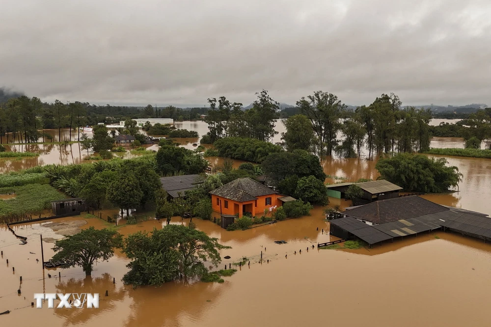 Cảnh ngập lụt sau những trận mưa lớn tại Capela de Santana, bang Rio Grande do Sul, Brazil. (Ảnh: AFP/TTXVN)