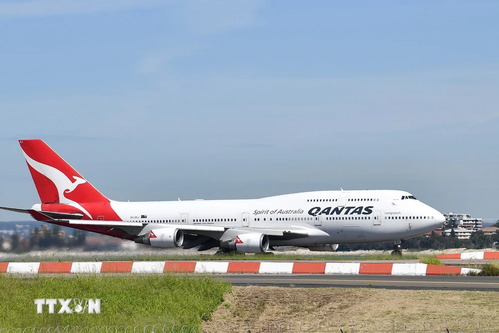 Máy bay của hãng hàng không Qantas Airways cất cánh từ sân bay Sydney, Australia. (Ảnh: AFP/TTXVN)