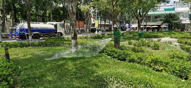 Chăm sóc cây xanh tại công viên Hùng Vương, quận Ninh Kiều, thành phố Cần Thơ.