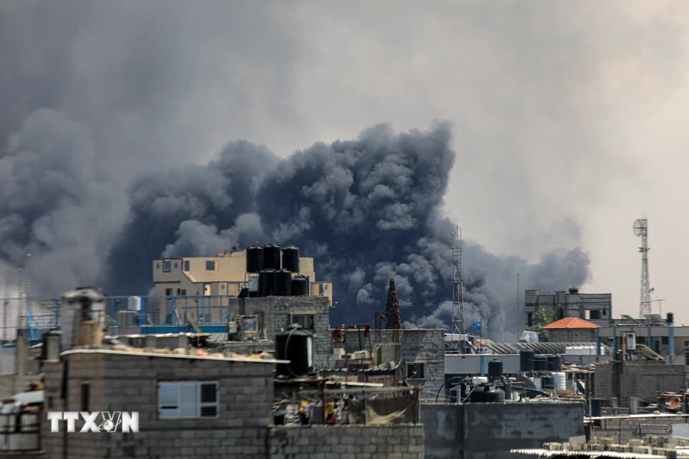 Khói bốc lên sau các cuộc không kích của Israel xuống thành phố Rafah, Dải Gaza. (Ảnh: THX/TTXVN)