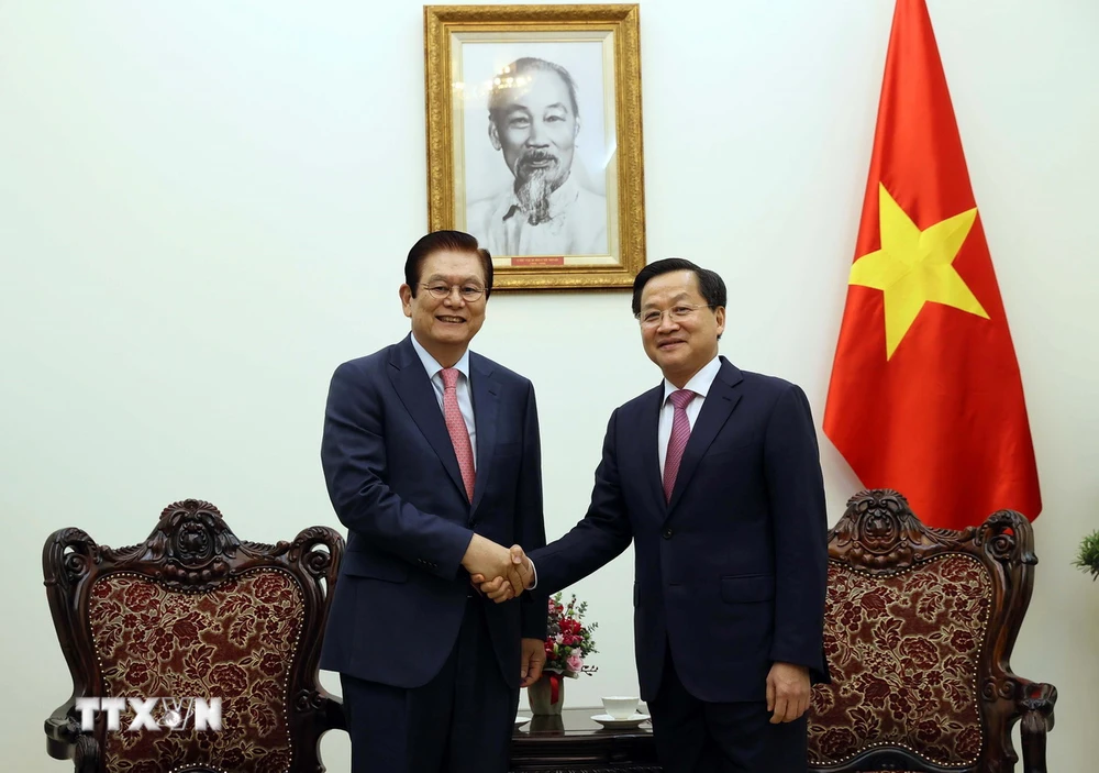 Phó Thủ tướng Lê Minh Khái tiếp Phó Chủ tịch, Giám đốc điều hành Tập đoàn Hyosung Lee Sang Woon. (Ảnh: An Đăng/TTXVN)