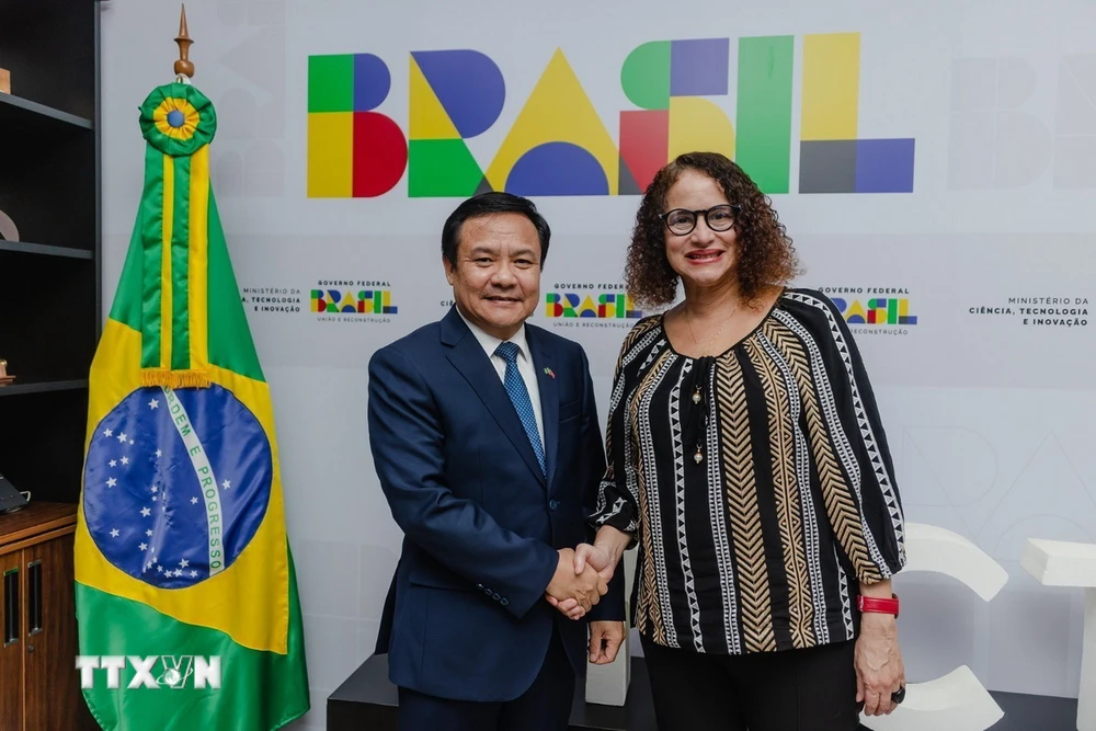 Đại sứ Việt Nam tại Brazil Bùi Văn Nghị và Bộ trưởng Khoa học, Công nghệ và Đổi mới sáng tạo Luciana Santos tại buổi làm việc. (Ảnh: Đại sứ quán Việt Nam tại Brazil)