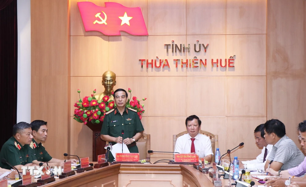 Đại tướng Phan Văn Giang phát biểu tại buổi làm việc với lãnh đạo tỉnh Thừa Thiên-Huế. (Ảnh: Tường Vi/TTXVN.)