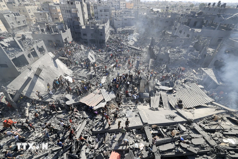 Hiện trường vụ không kích của Israel xuống thành phố Khan Yunis, Dải Gaza. (Ảnh: AFP/TTXVN)