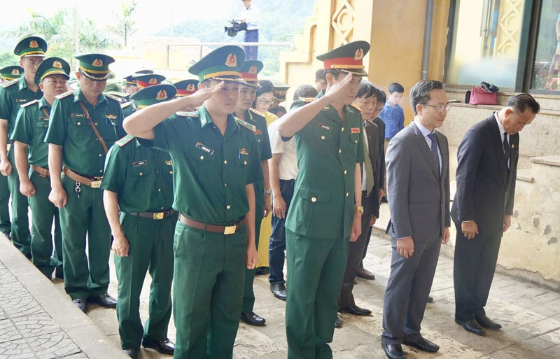 Đại diện Ban Chỉ đạo 515 tỉnh Quảng Bình và Ban Công tác đặc biệt tỉnh Khammouan mặc niệm tưởng nhớ các anh hùng liệt sỹ. (Nguồn: Báo Quảng Bình)