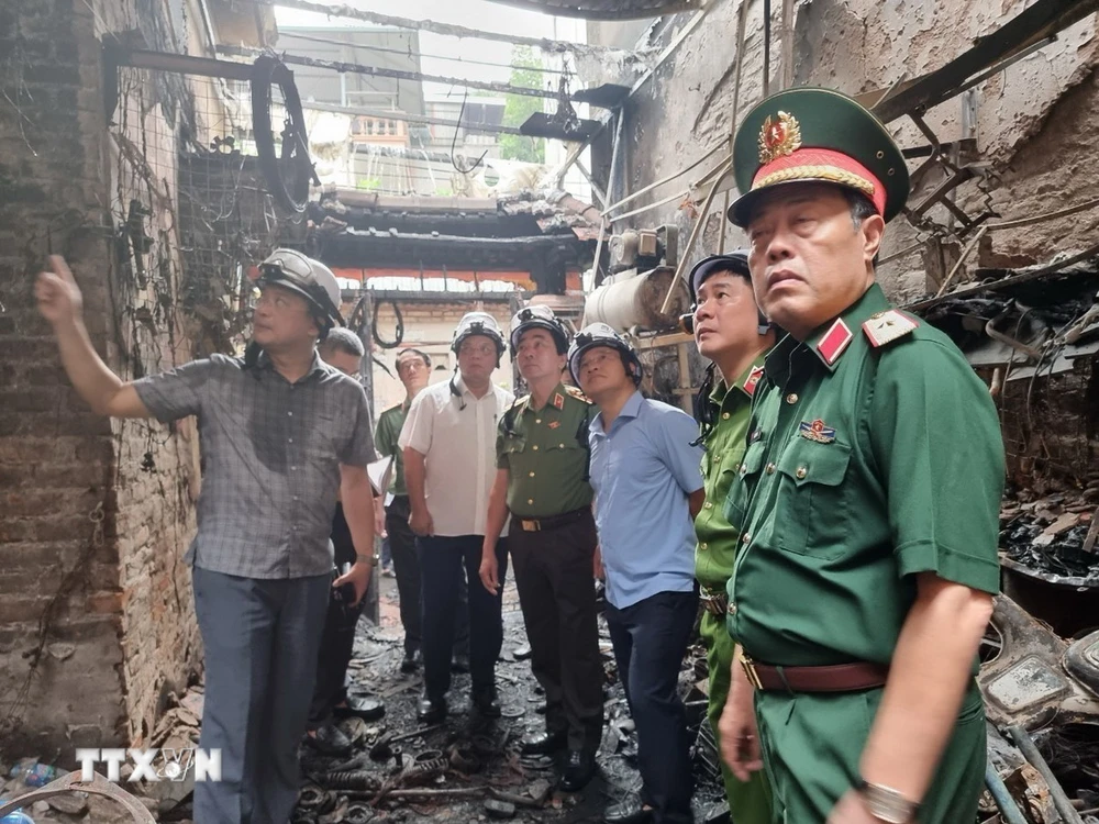 Thượng tướng Trần Quốc Tỏ có mặt tại hiện trường vụ cháy sáng 24/5. (Ảnh: Phạm Kiên/TTXVN)