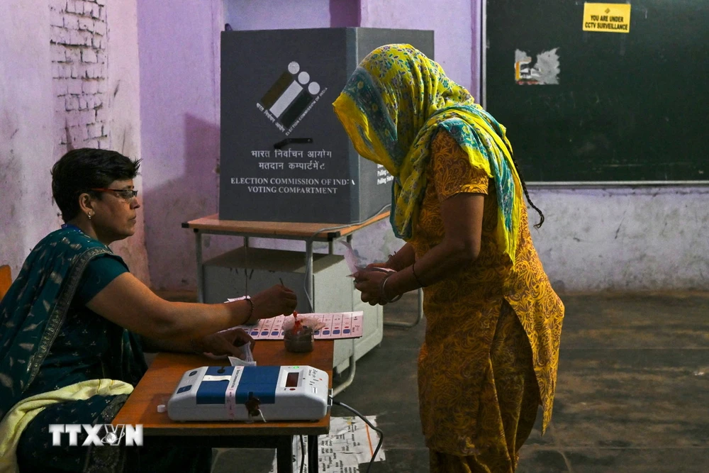 Cử tri bỏ phiếu trong giai đoạn 6 của cuộc tổng tuyển cử tại điểm bầu cử ở Dhanbad, bang Jharkhand, Ấn Độ. (Ảnh: AFP/TTXVN)