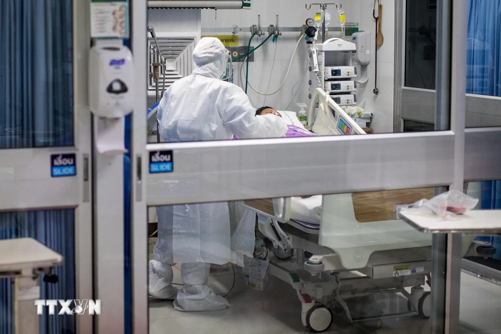 Nhân viên y tế điều trị cho bệnh nhân COVID-19 tại bệnh viện ở Bangkok, Thái Lan. (Ảnh: AFP/TTXVN)