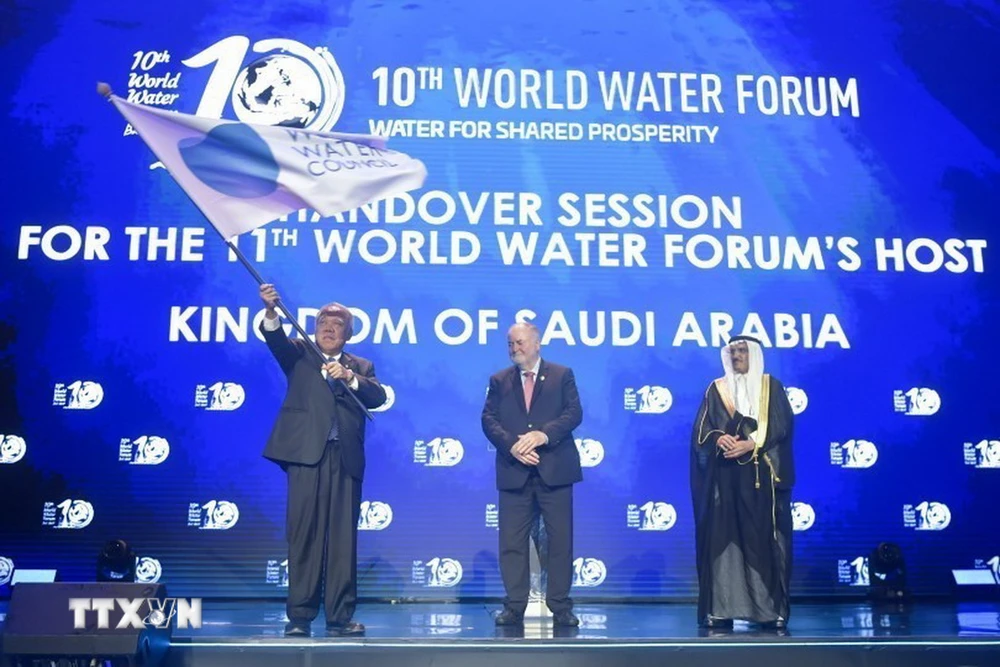 Thứ trưởng Bộ Nước, Môi trường và Nông nghiệp Vương quốc Saudi Arabia Abdulaziz Alshaibani thực hiện nghi thức tiếp nhận quyền đăng cai Diễn đàn Nước Thế giới lần thứ 11 của Hội đồng Nước Thế giới. (Ảnh: TTXVN phát)