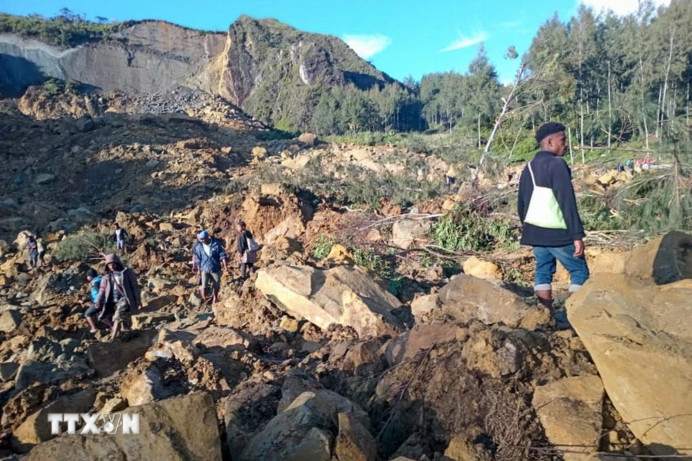 Hiện trường vụ lở đất tại Maip Mulitaka, tỉnh Enga, Papua New Guinea. (Ảnh: AFP/TTXVN)