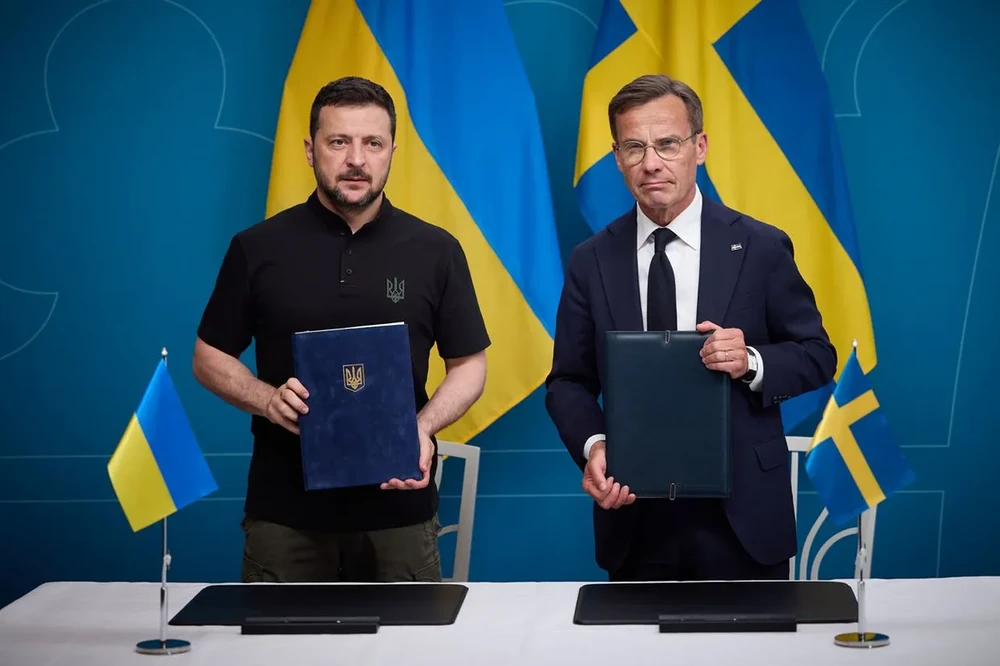 Tổng thống Ukraine Volodymyr Zelensky và Thủ tướng Thụy Điển Ulf Kristersson tại lễ ký kết thỏa thuận. (Nguồn: Telegram)