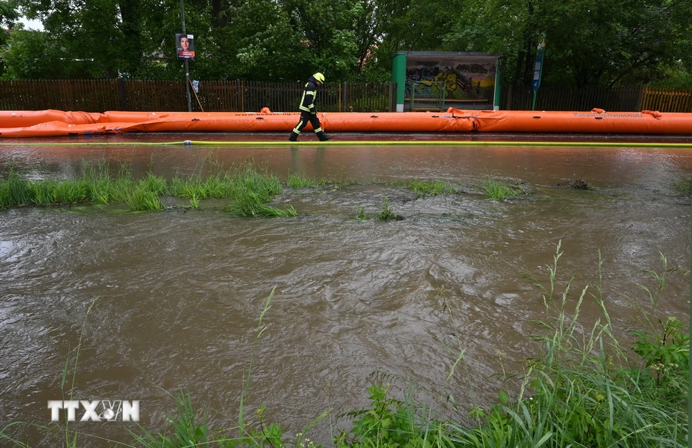 Ngập lụt trên một tuyến phố ở Eichenau, miền Nam nước Đức. (Ảnh: AFP/TTXVN)