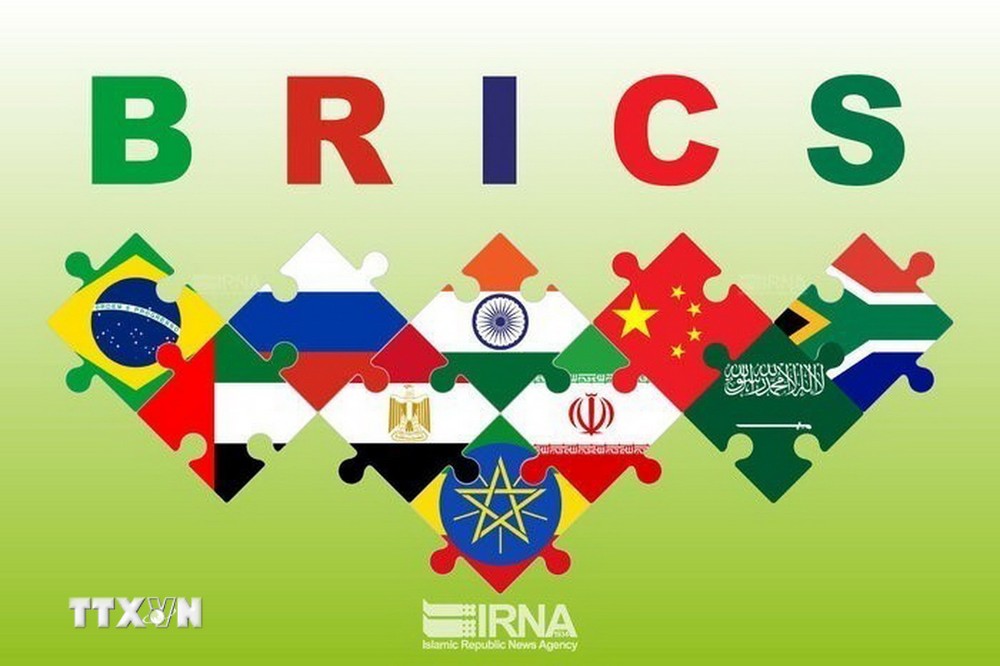 Biểu tượng Nhóm BRICS cùng quốc kỳ các nước thành viên. (Ảnh: IRNA/TTXVN)