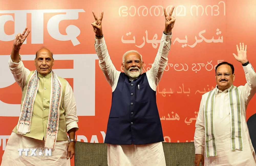 Thủ tướng Ấn Độ Narendra Modi (giữa) cùng các lãnh đạo Liên minh Dân chủ quốc gia (NDA) do đảng Nhân dân Ấn Độ (BJP) đứng đầu, mừng chiến thắng của NDA tại New Delhi. (Ảnh: AA/TTXVN)