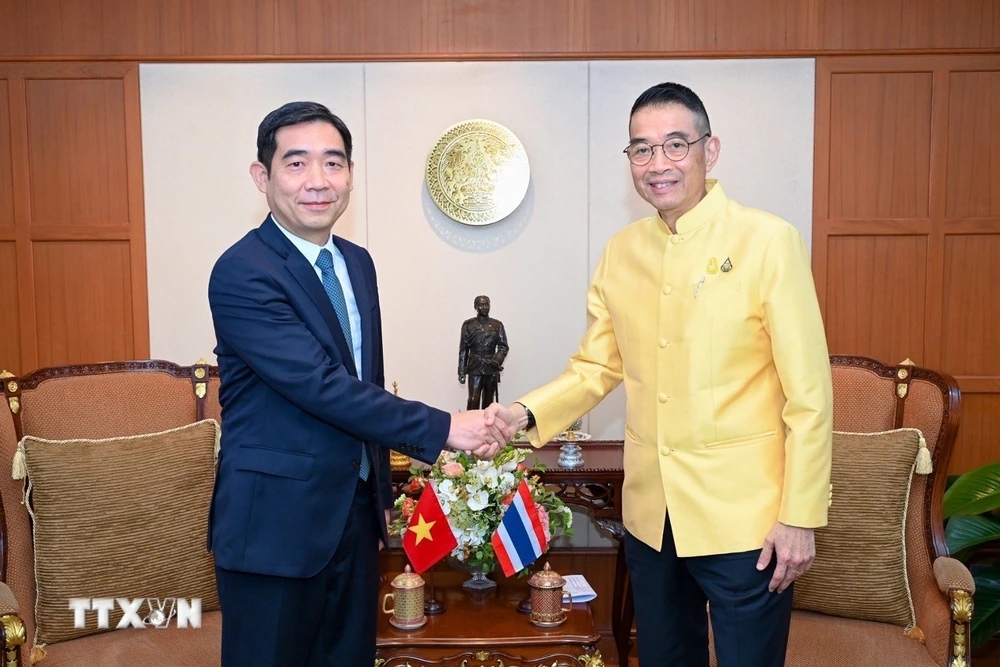 Đại sứ Phạm Việt Hùng (trái) tới chào Bộ trưởng Ngoại giao Thái Lan Maris Sangiampongsa. (Ảnh: TTXVN phát)