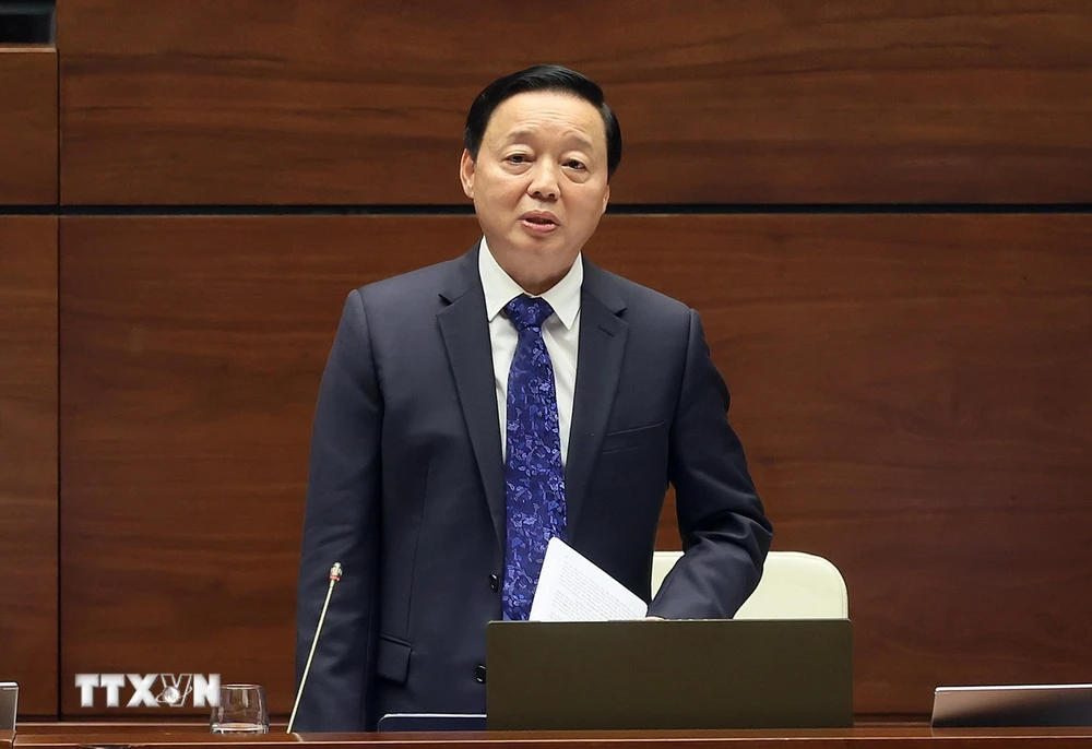 Phó Thủ tướng Chính phủ Trần Hồng Hà làm rõ các vấn đề liên quan và trả lời chất vấn của đại biểu Quốc hội. (Ảnh: An Đăng/TTXVN)