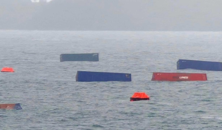 Container nổi trên mặt biển sau khi tàu Chiang Laan chìm. (Nguồn: Fresh News)