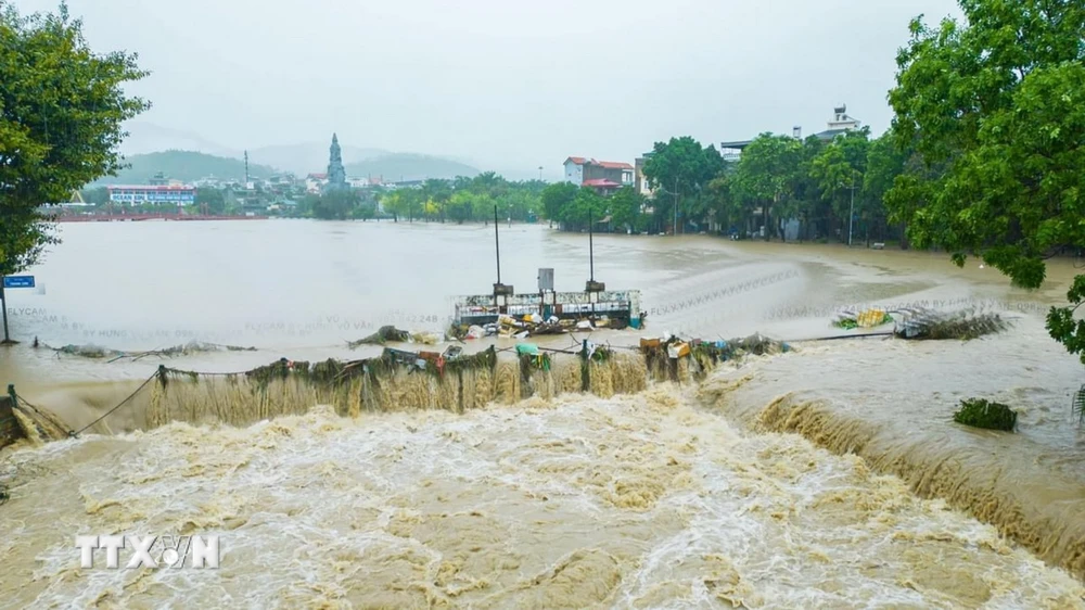 Mưa lớn gây ngập lụt tại thành phố Uông Bí, tỉnh Quảng Ninh. (Ảnh: Thanh Hương/TTXVN phát)