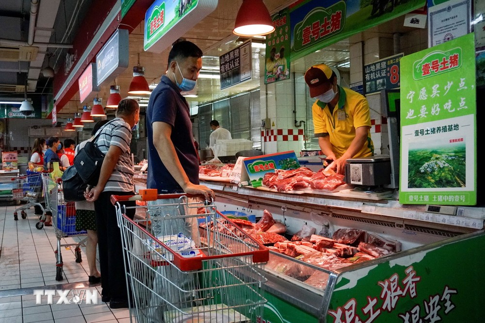 Người dân mua thực phẩm tại siêu thị ở Bắc Kinh, Trung Quốc. (Ảnh: AFP/TTXVN)