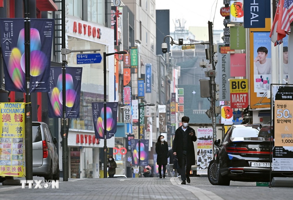 Người dân di chuyển trên phố ở Seoul, Hàn Quốc. (Ảnh: AFP/TTXVN)