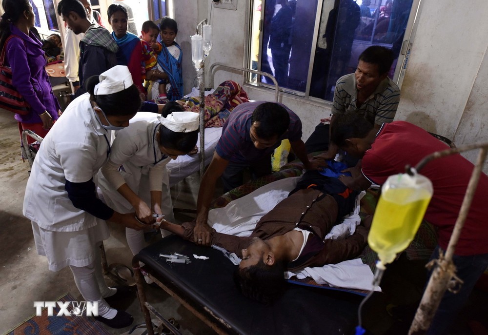 Một bệnh nhân bị ngộ độc rượu điều trị tại bệnh viện ở bang Assam, Ấn Độ. (Ảnh: AFP/TTXVN)